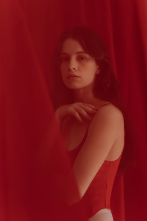 Foto profissional grátis de cortina vermelha, fechar-se, maiô