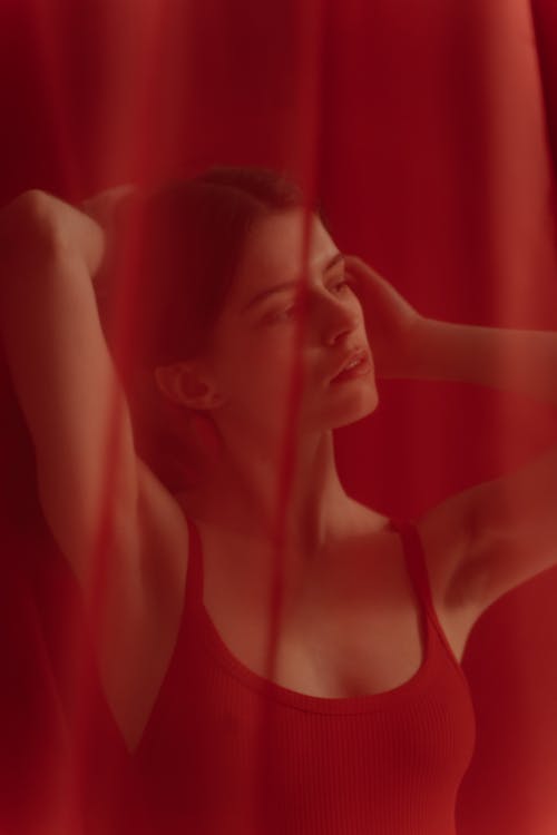Foto d'estoc gratuïta de bodi, cortina vermella, dona