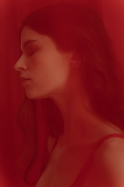 Darmowe zdjęcie z galerii z czerwona kurtyna, czerwone tło, kobieta