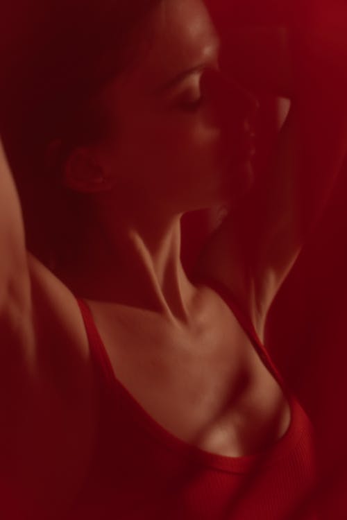 Darmowe zdjęcie z galerii z czerwony szczyt, kobieta, pasek spaghetti