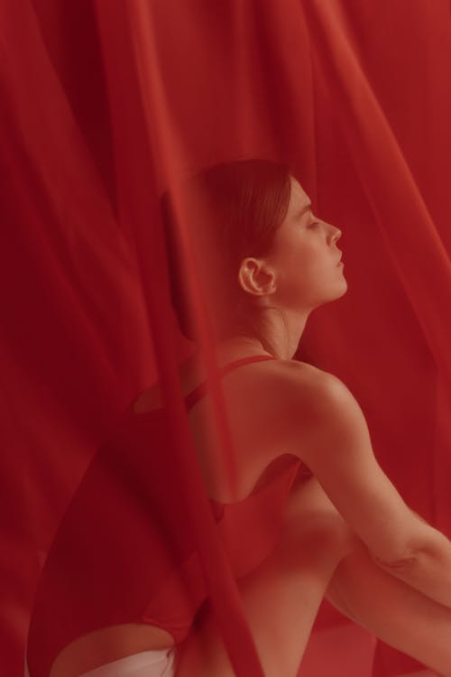Darmowe zdjęcie z galerii z czerwona tkanina, czerwony szczyt, kaukaski kobieta