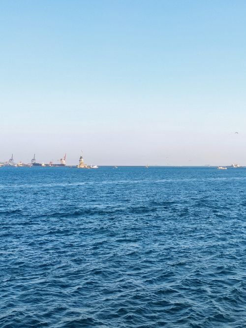 Free A serene seascape showcasing calm blue ocean waves under a clear sky, perfect for a peaceful backdrop. Stock Photo