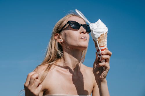 アイスクリーム, サングラス, 女性の無料の写真素材