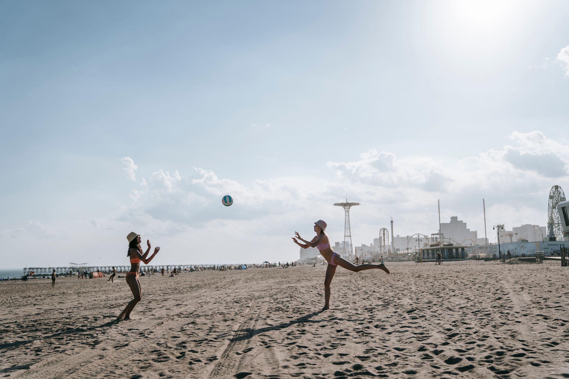 Luciana Gimenez curte praia em Nova York e defende Mick Jagger