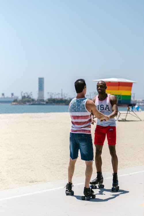 무료 LGBT, 게이 커플, 롤러블레이드의 무료 스톡 사진