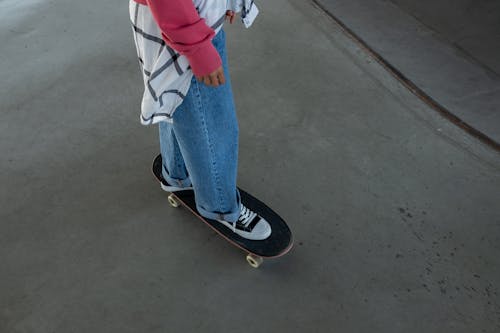 Kostenloses Stock Foto zu bürgersteig, jeans, rollschuhläufer