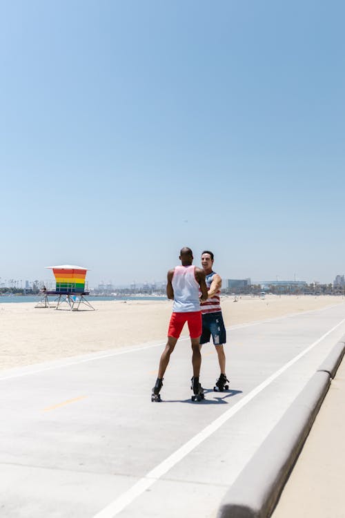 Ilmainen kuvapankkikuva tunnisteilla gay, hiekkaranta, homo pari