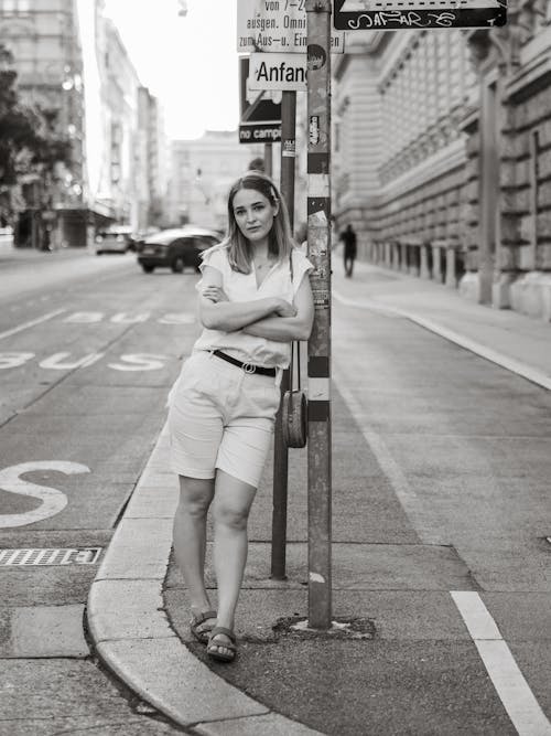 Photos gratuites de debout, échelle des gris, femme