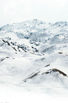 Stunning view of snow-covered peaks in Joshimath, Uttarakhand during winter.