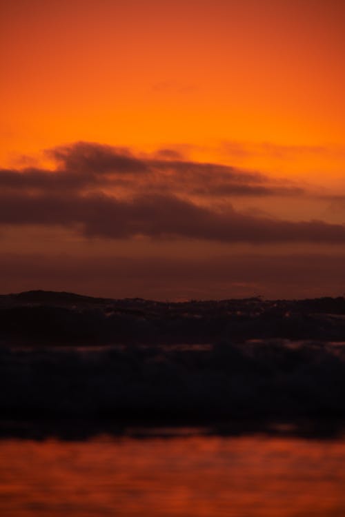 Foto profissional grátis de cor do sol, grande onda, Hora dourada
