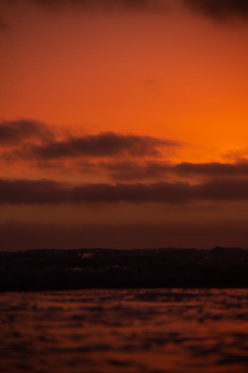 Foto profissional grátis de alaranjado, cor do sol, grande onda