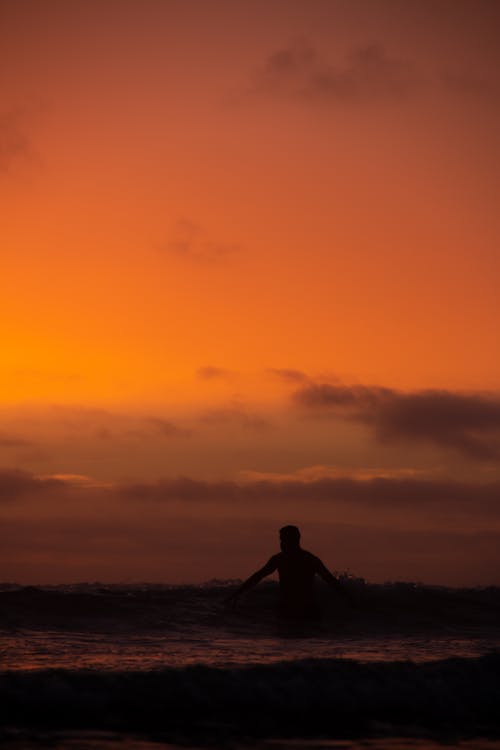 Foto profissional grátis de cor do sol, grande onda, Hora dourada