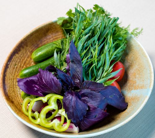 Free Colorful assortment of fresh vegetables in a ceramic bowl, perfect for healthy eating. Stock Photo