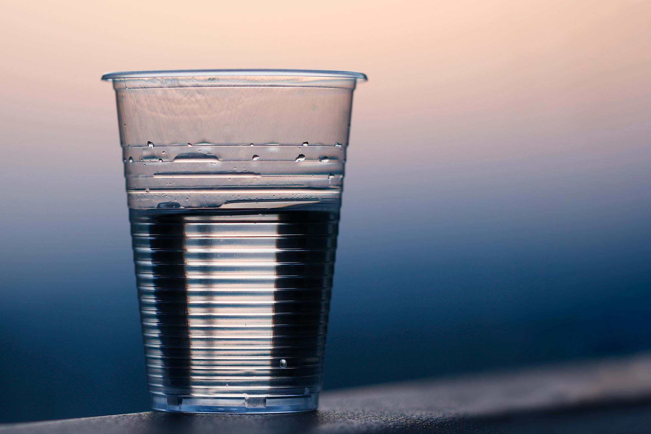 uống nước là việc không thể thiếu cho chế độ ăn kiêng - thực đơn giảm cân của bạn.