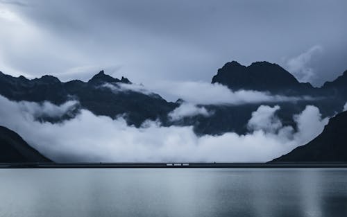 Бесплатное стоковое фото с водоем, густой туман, на открытом воздухе