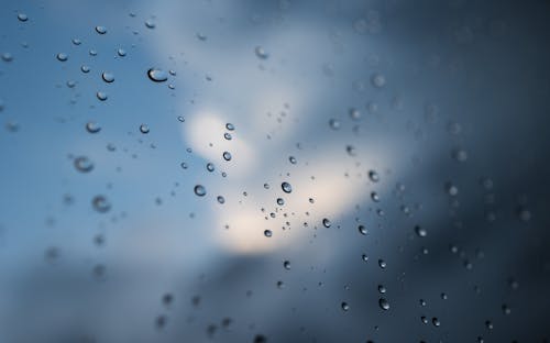 Foto d'estoc gratuïta de finestra de vidre, gotes de pluja, gotetes d'aigua