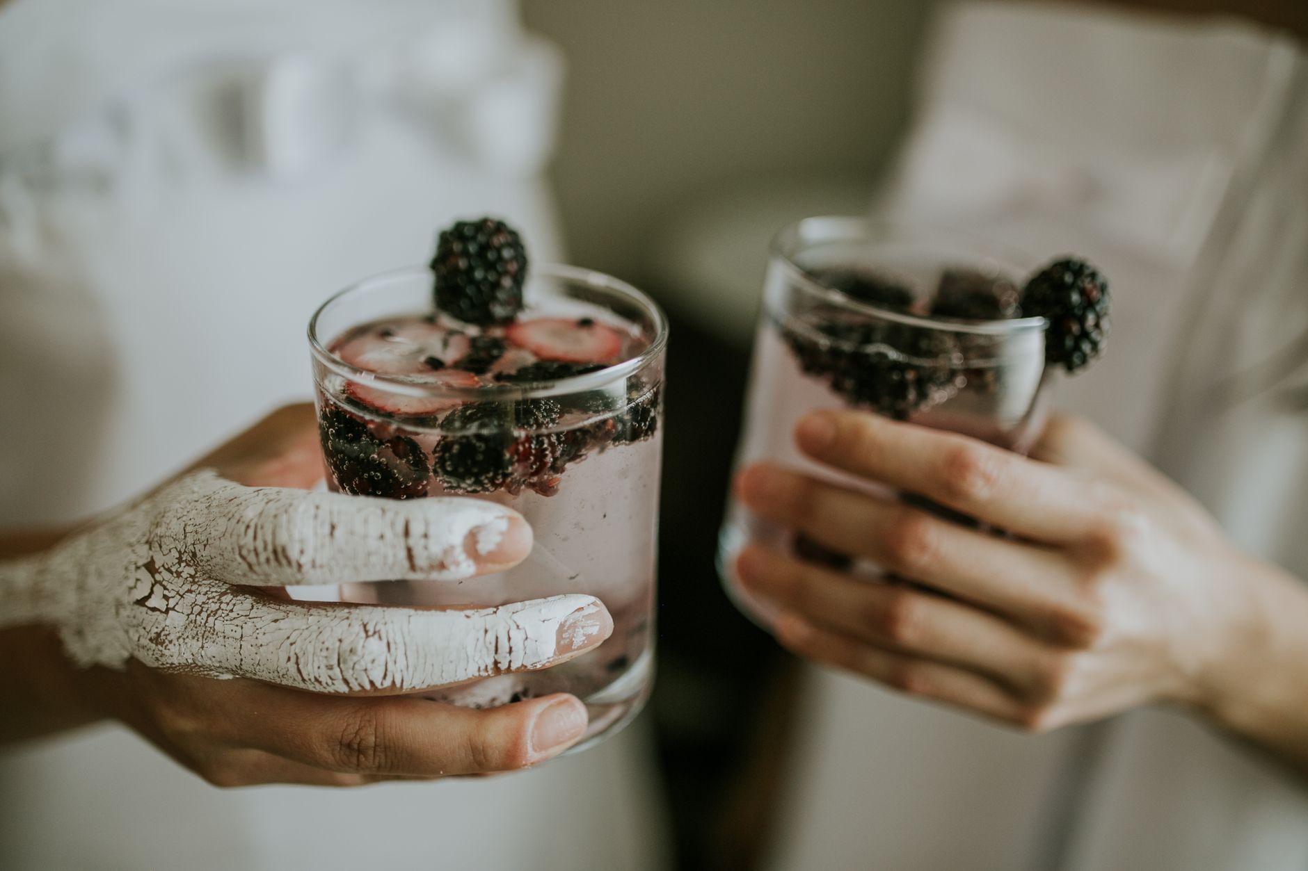 Comparación de Bebidas Saludables y Procesadas Dos vasos, uno con jugo natural y otro con un refresco, mostrando la diferencia.