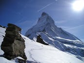 冬日阳光明媚，马特宏峰白雪皑皑，景色令人惊叹