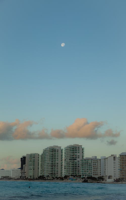 akşam karanlığı, ay, bulutlar içeren Ücretsiz stok fotoğraf