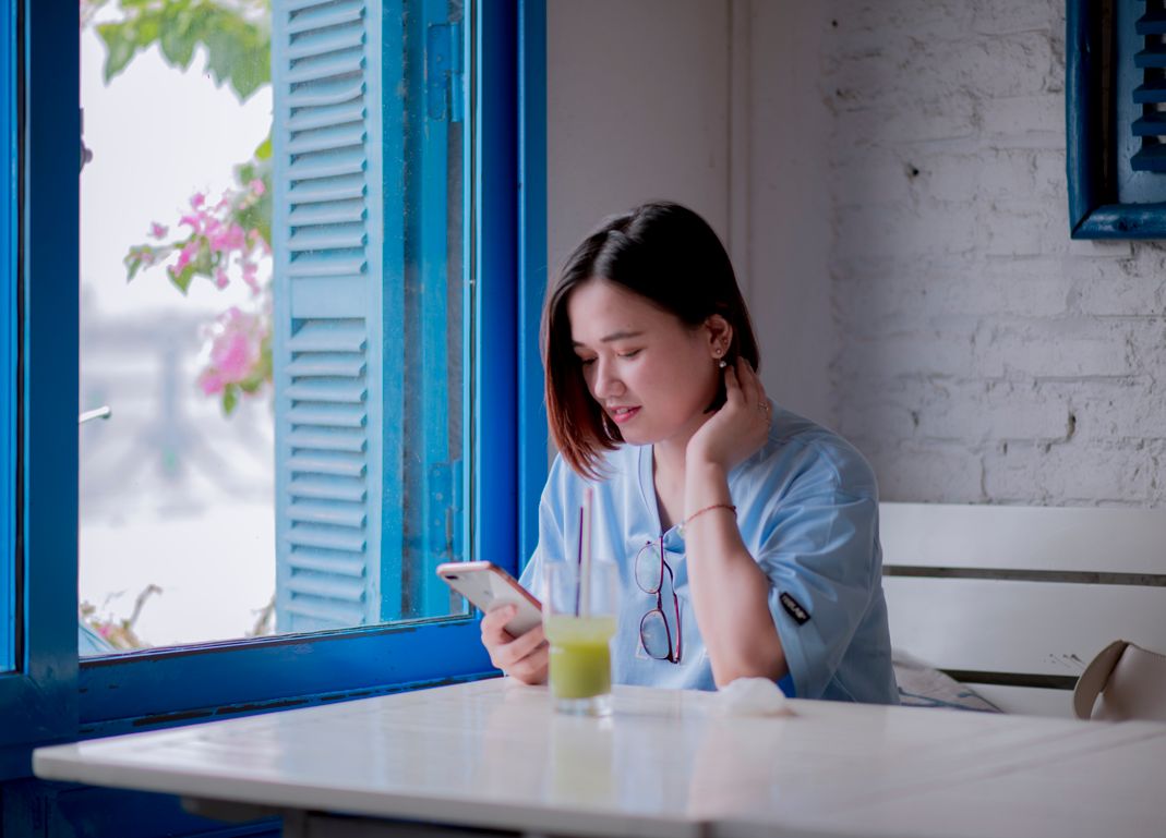 Online dating: starting a conversation on a niche platform