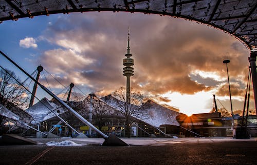 Kostenlos Fotografie Des Turms Während Des Sonnenuntergangs Stock-Foto