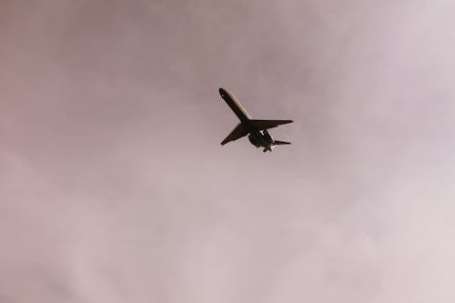Aeroplano Che Vola A Metà Aria Sotto Le Nuvole Grigie