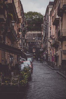 漫步在陶尔米纳风景如画的鹅卵石街道上，两旁矗立着历史悠久的建筑