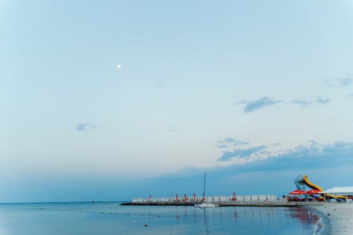 Foto profissional grátis de à beira-mar, céu azul, costa