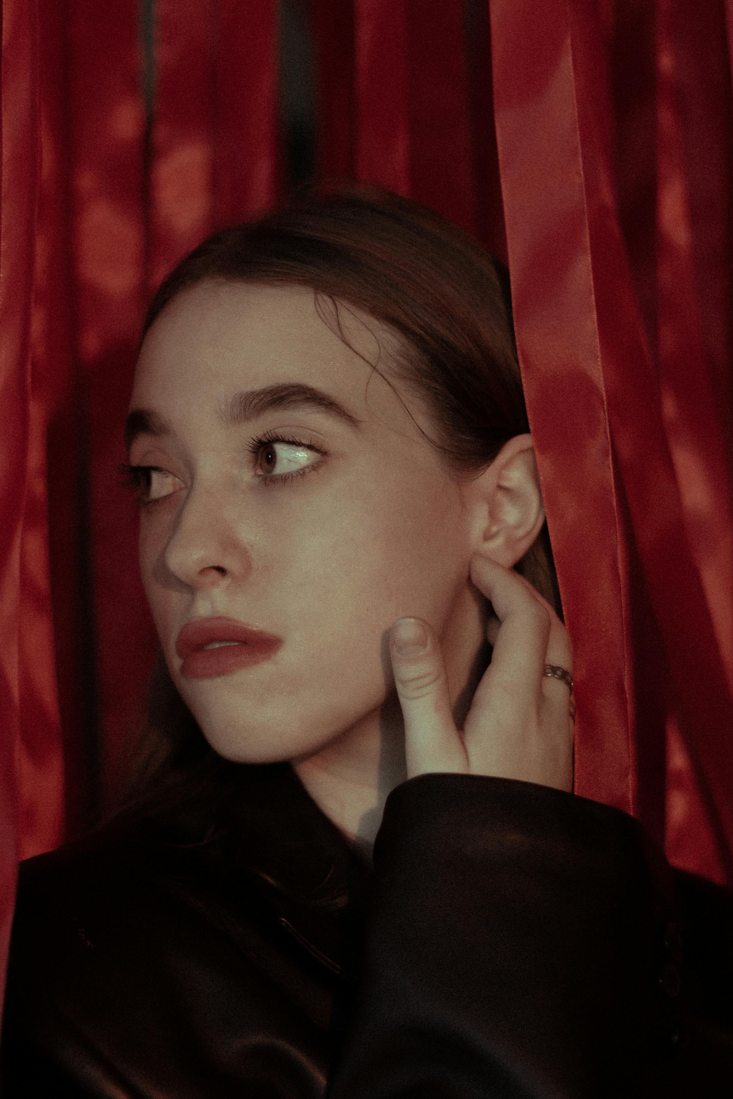 Gratis Wanita Muda Berdiri Di Balik Tirai Merah Foto Stok