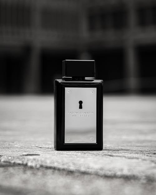 dikey atış, parfüm şişesi, siyah ve beyaz içeren Ücretsiz stok fotoğraf