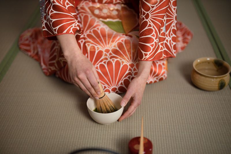 穿和服點抹茶的樣子