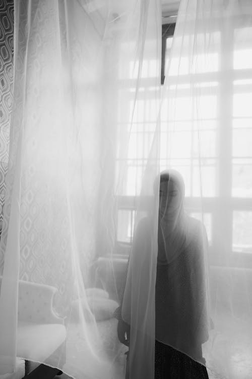 бесплатная Бесплатное стоковое фото с белые шторы, вертикальный выстрел, женщина Стоковое фото
