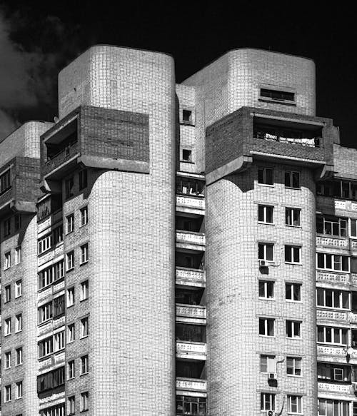 Kostnadsfri bild av höghus, lägenhetshus, postsovjetisk arkitektur