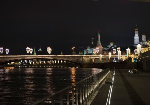 Free Scenic night view of the Moscow Kremlin and bridge illuminated over the Moskva River. Stock Photo