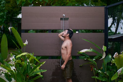 Ücretsiz ayakta, Bahçe, duş içeren Ücretsiz stok fotoğraf Stok Fotoğraflar