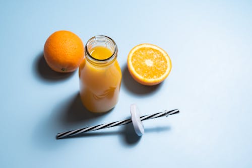 Бесплатное стоковое фото с апельсиновый сок, апельсины, бутылка