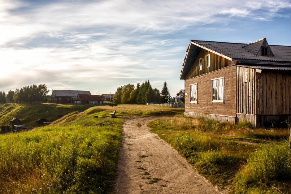 Scenic view of Soya village in Russia with rustic houses and unpaved roads.