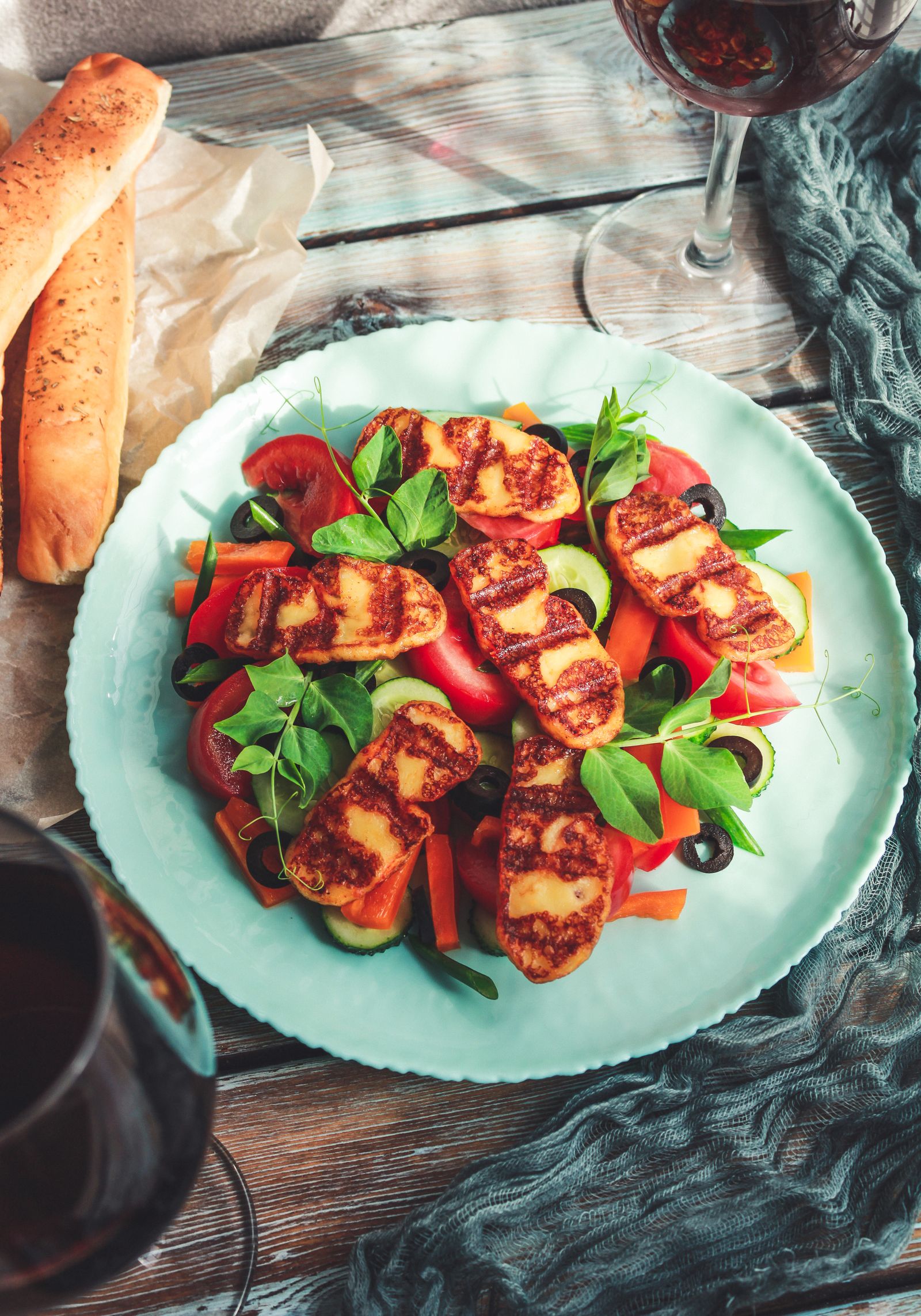 Grilled halloumi with fresh vegetables