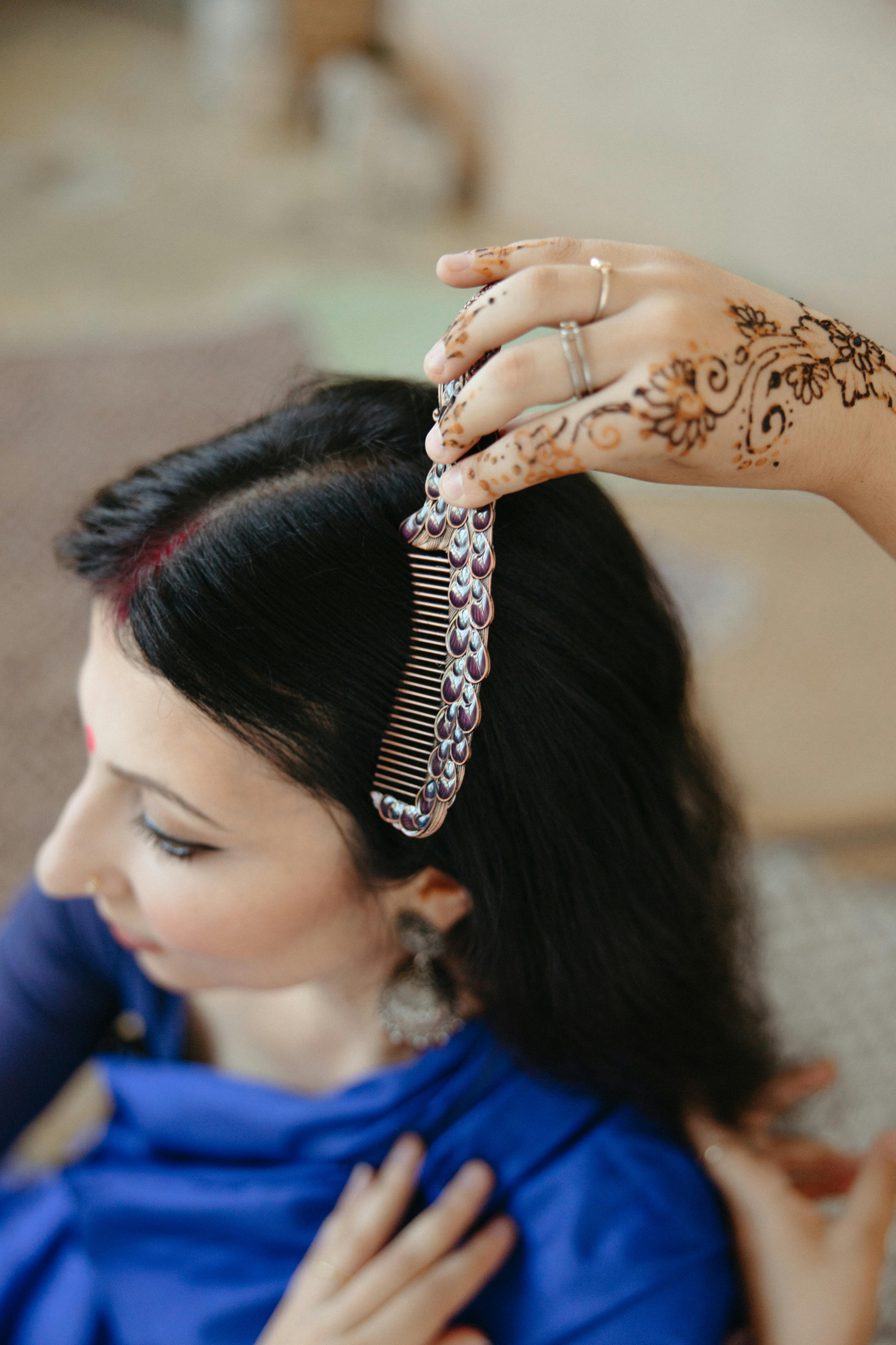 desiwedding #mehndi #kuriya #fashion #girlside #dulhan #makeuptutorial # hairstyle #deepika #anushka #couplego… | Boda india, Peinados para boda,  Peinados de novia