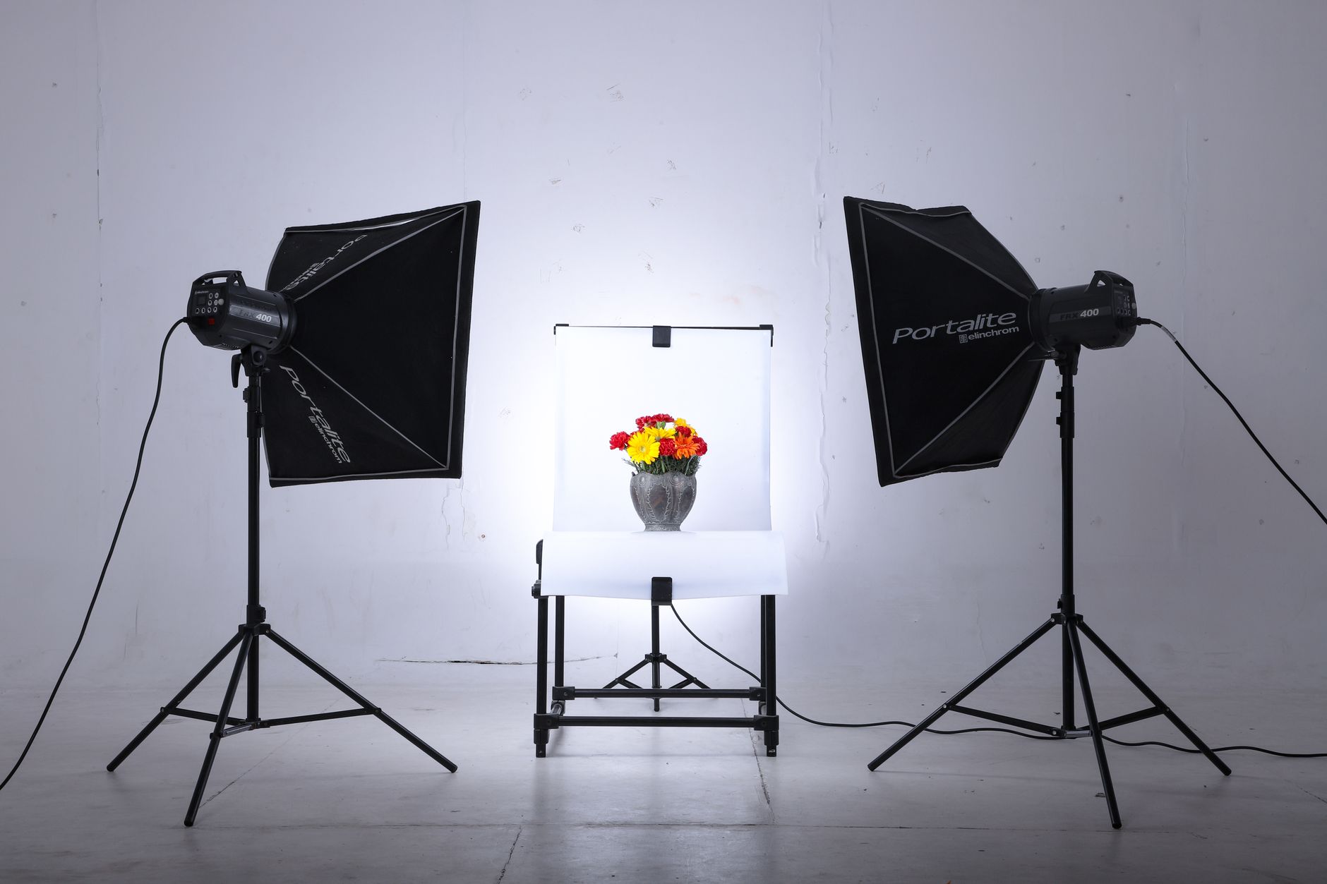 Fotograf ustawiający lampę błyskową poza aparatem