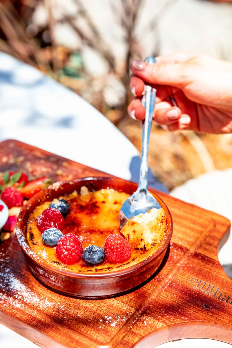 Crème brûlée dorée servie avec quelques fruits