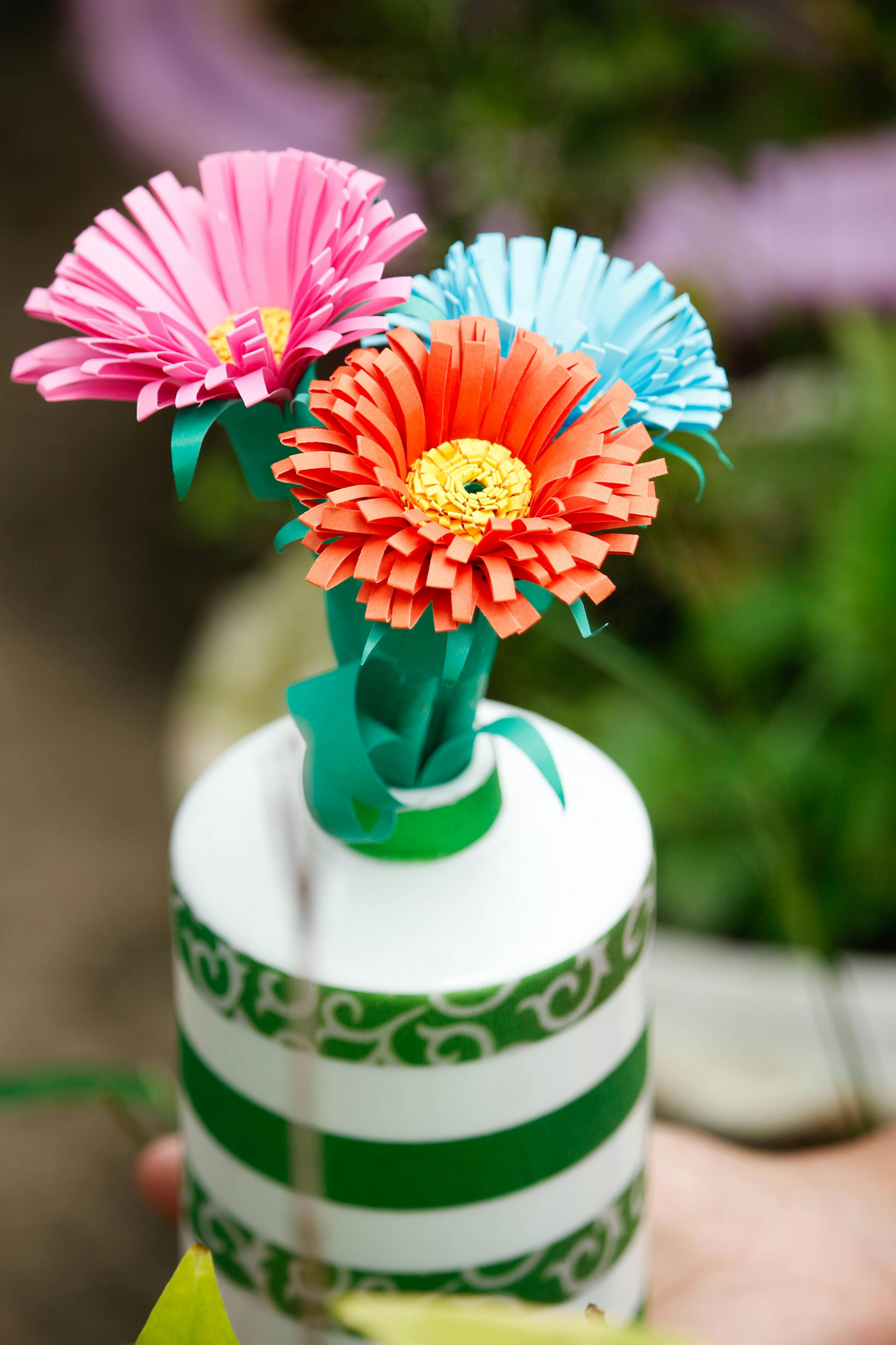 Bàn làm việc với đầy đủ phụ liệu làm hoa giấy handmade