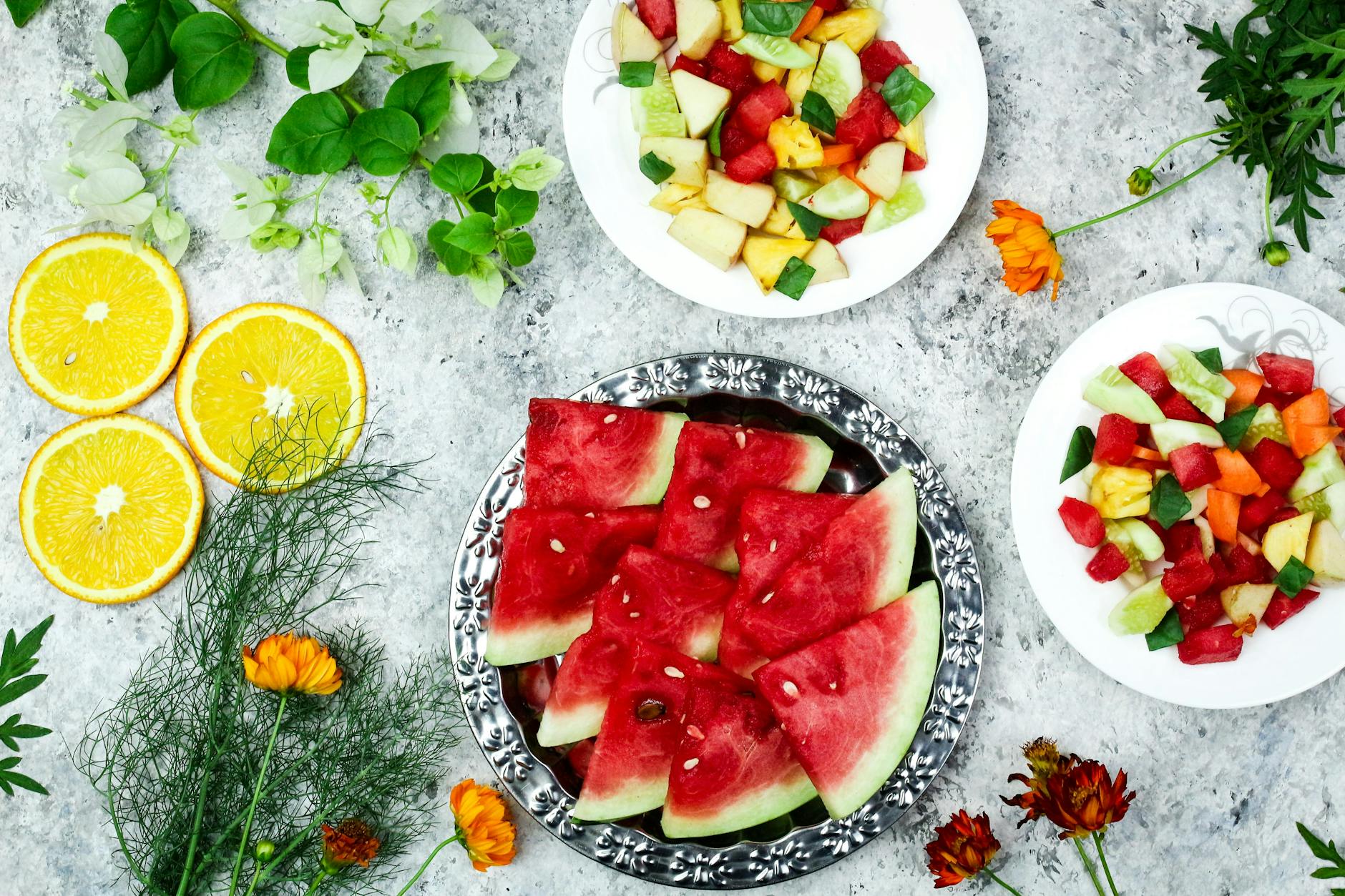 Come ridurre l'infiammazione in 24 ore: consigli pratici e strategie efficaci 1 A colorful array of fresh fruit salad with watermelon and citrus, top view.