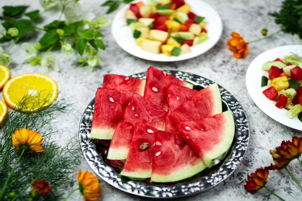 Renkli yaz meyveleri ve şekerler masanın üzerinde dizili