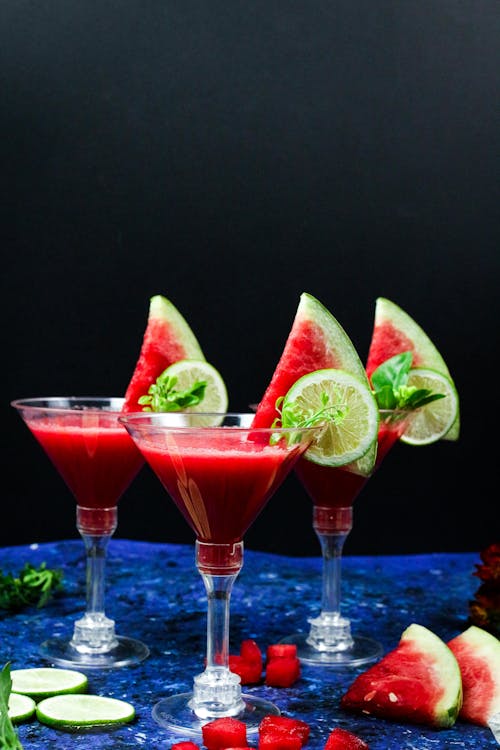 Kostenloses Stock Foto zu cocktailgetränke, cocktailgläser, fruchtscheiben