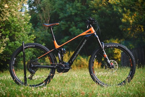 Free High-quality image of a mountain bike parked in a grassy area surrounded by trees. Stock Photo
