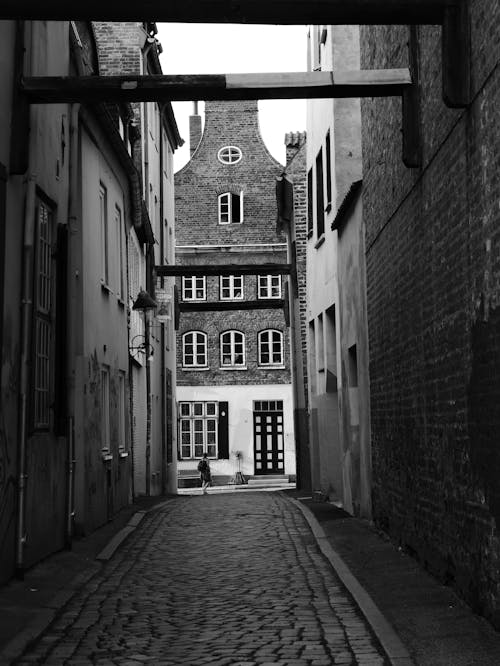 Free Grayscale Photo of an Alley Stock Photo