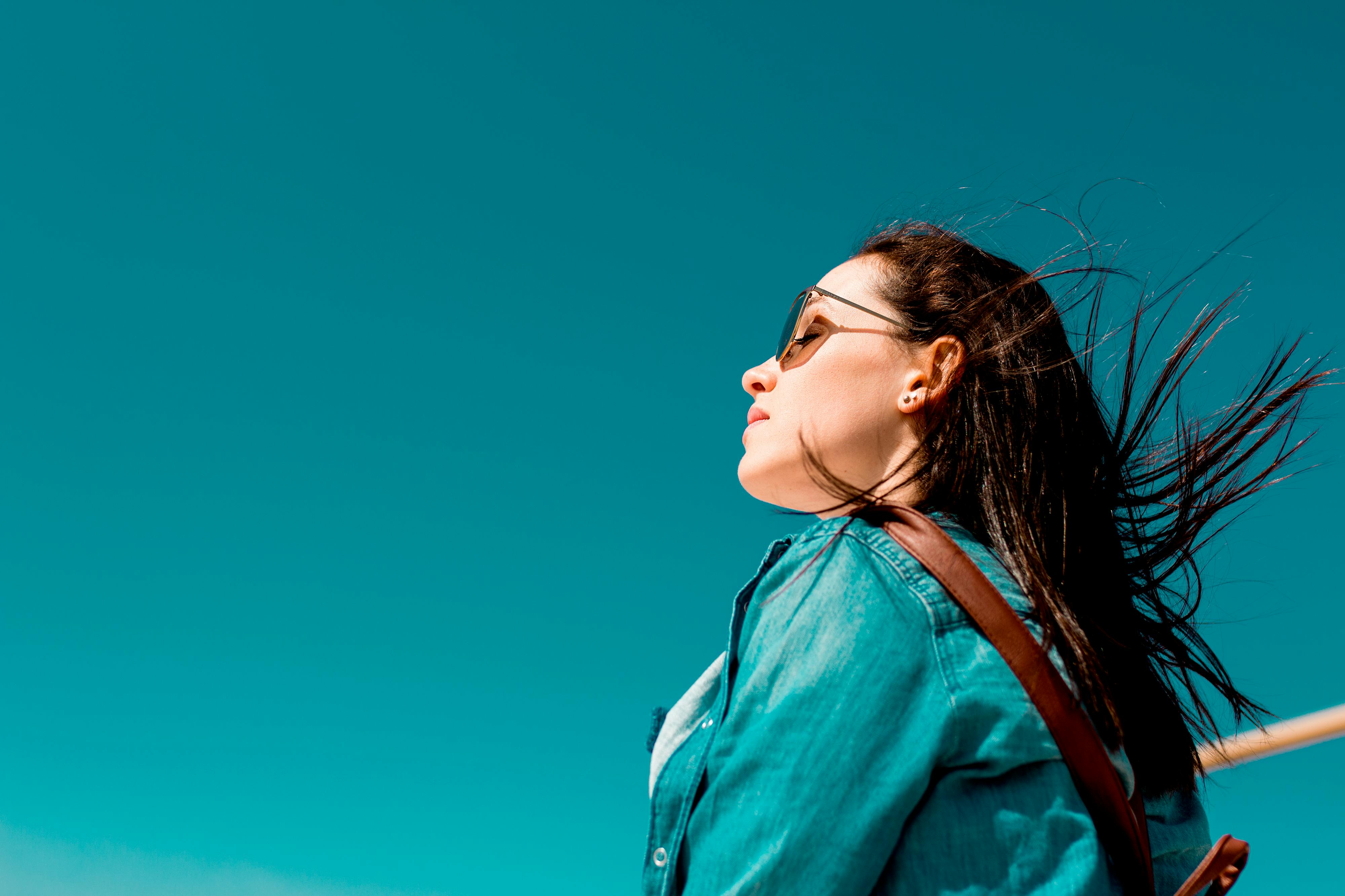 Foto profissional gratuita de adulto, ao ar livre, azul