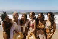 一群快乐的多元化女性在夏季海滩享受阳光