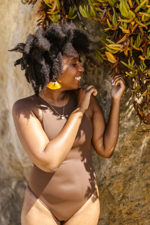 Gratis stockfoto met afro haar, Afro-Amerikaanse vrouw, badpak